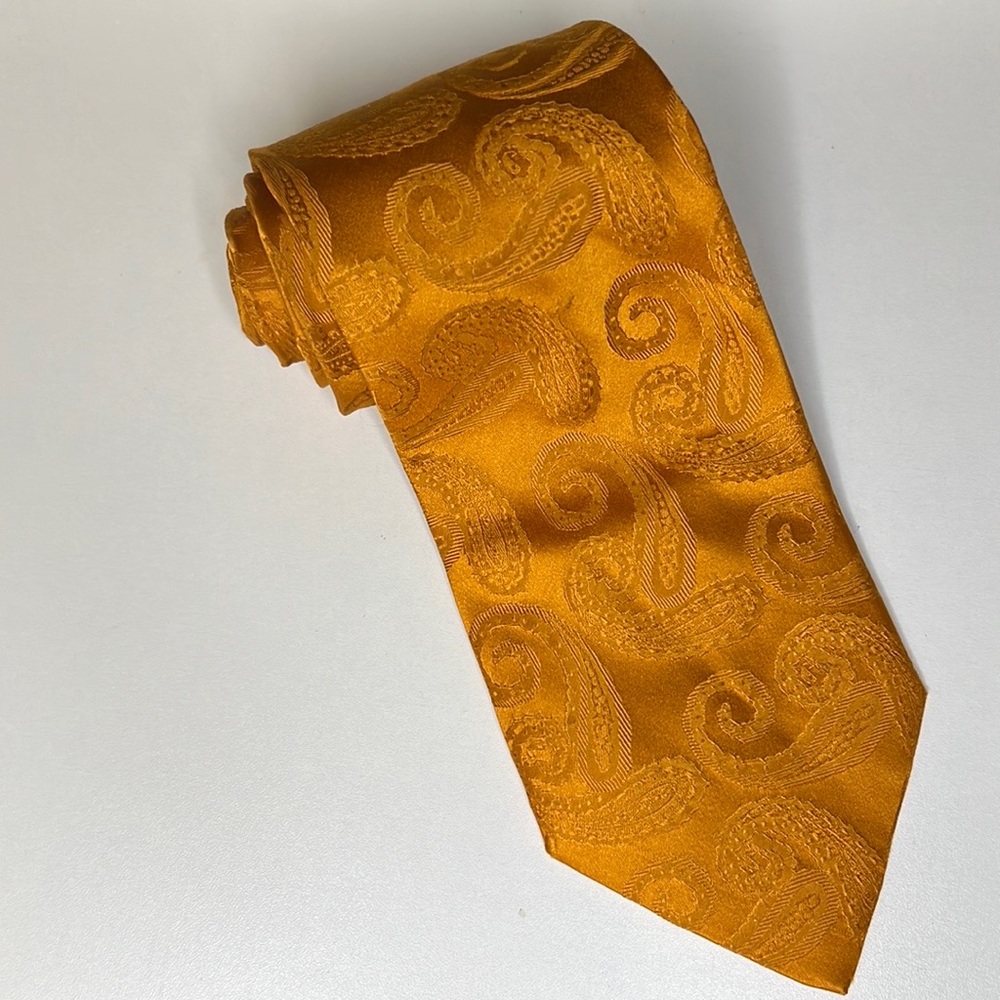 Nordstrom 100% silk gold paisley print tie 63” long